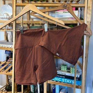 Set active sportbody shorts and one shoulder sports bra